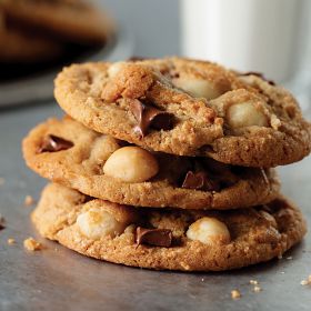 1 (24.7 oz. pkg.) Chocolate Macadamia Nut Cookies