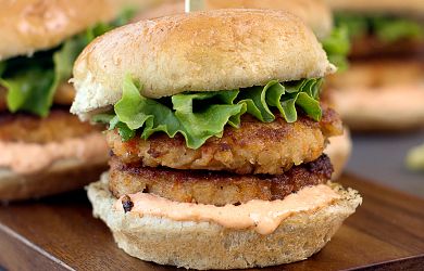 Crab Cake Sliders with Roasted Red Pepper Aioli